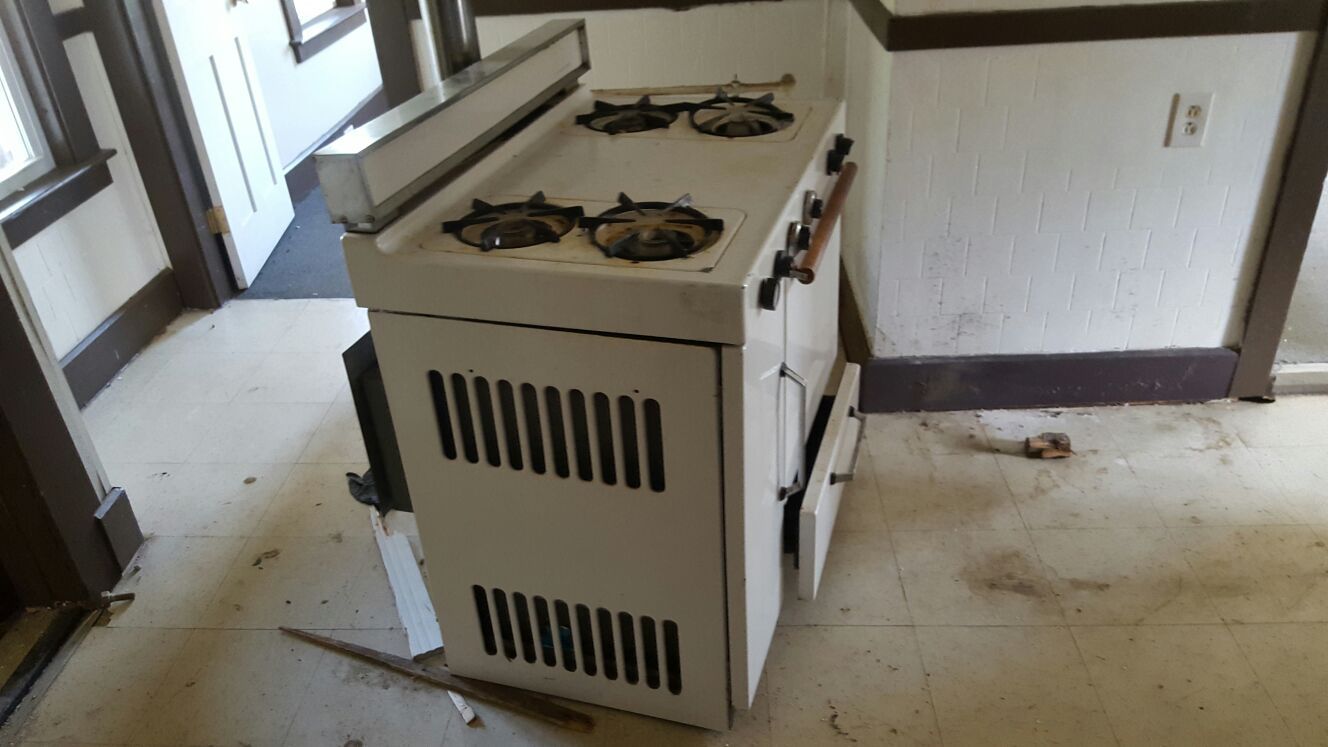 Magee Gas stove with built in heater for Sale in Southbridge, MA - OfferUp
