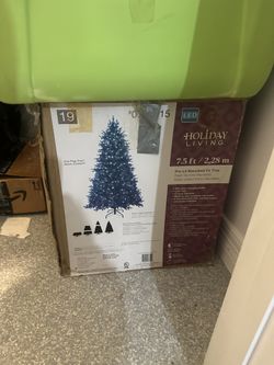 7.5 Ft Christmas Tree For Sale !!! $70 ! Everything Working Good !!!!