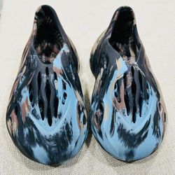 Yeezy Foam RNR- Size 5