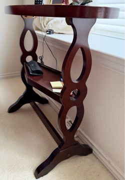 Classic wooden accent / side table - High-quality craftsmanship