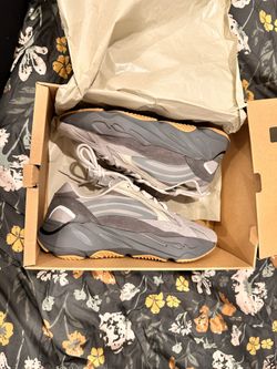 yeezy 700 v2 tephra size 8.5 DS