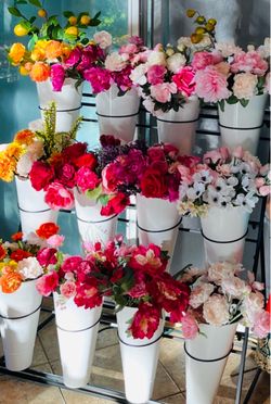 Flower bar stand. 3 layer metal display, with 12 white plastic buckets !