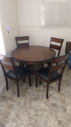 Round Wood Dining Table Set with 4 Chairs