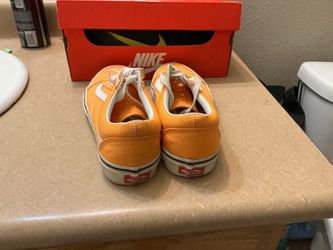 Orange  vans 🍊 size 6.0 in men and 7.5 in women