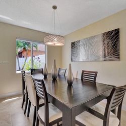 Dining room table + chairs 