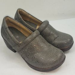 Born b.o.c Women's 8.5 M Clogs Casual Shoes  Shimmer Gray Lizard C93522