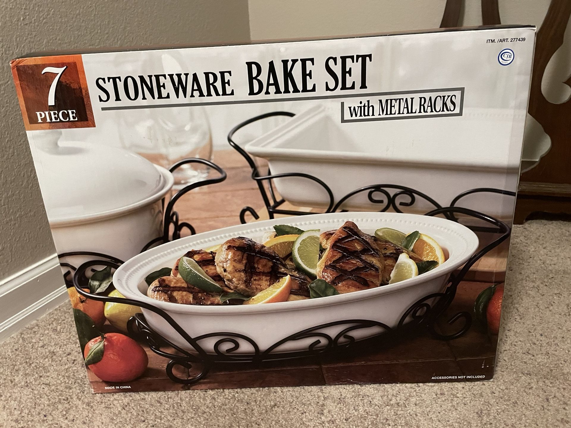 NEW IN BOX (7) PIECE STONEWARE BAKE SET