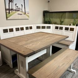 Breakfast Nook / Kitchen Table 