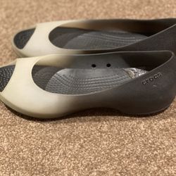 Women Croc Flats Size 8