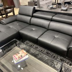 New Sectional Couch With Chaise! Free Delivery 🚚! 