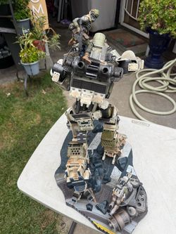 Titan fall collectors edition statue