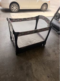 Baby crib and play mat