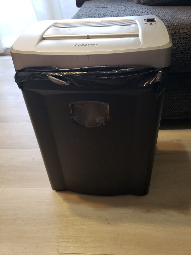 Fellowes DM8C Cross Cut 8 Sheet Paper Shredder