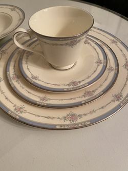 Royal Doulton Bone China LISA 5-Piece Place Settings.