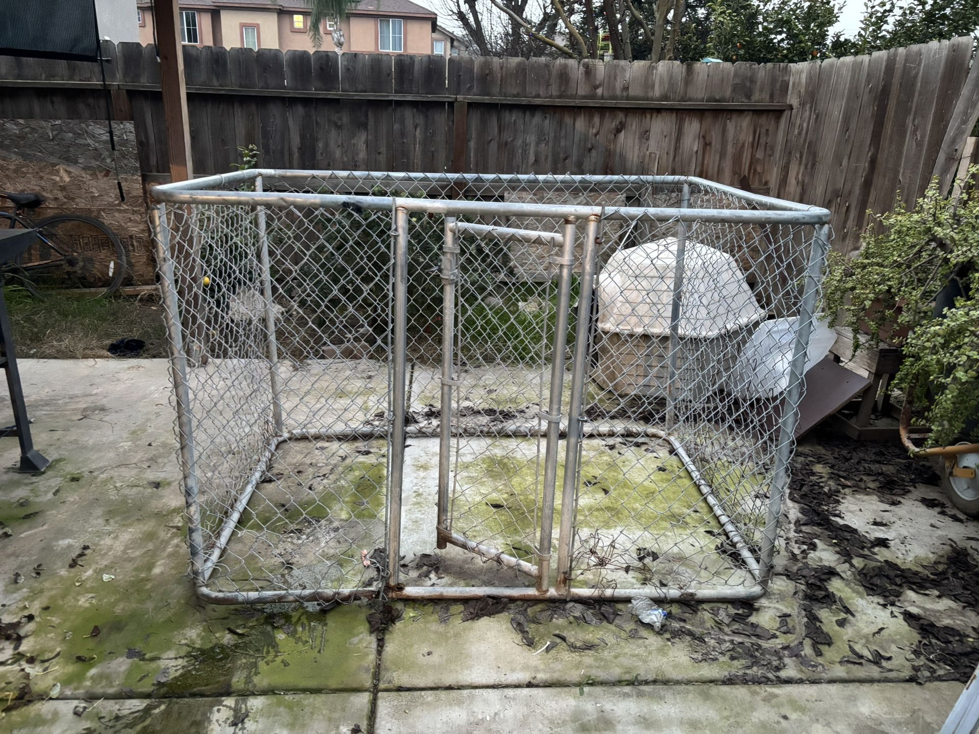 Metal dog kennel 4x4x6 Ft