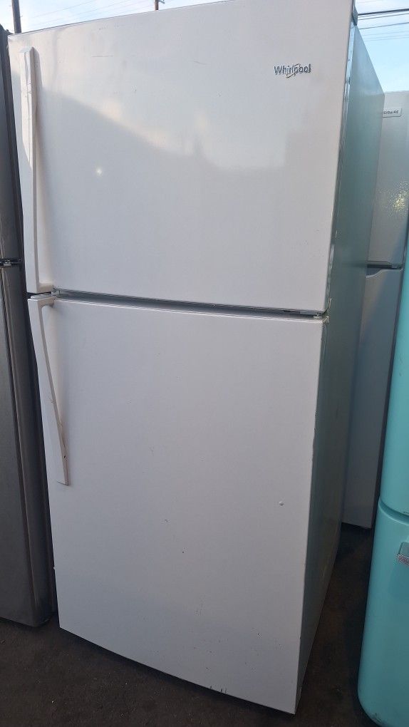 APARTMENT REFRIGERATOR. $199.