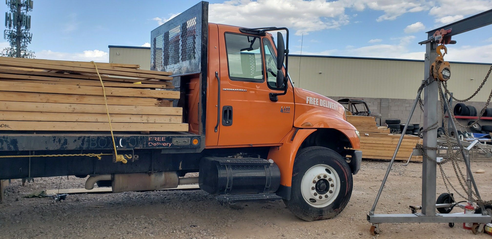 2006 International 4400 DT Flatbed 26ft With piggyback forklift low miles. MONEY MAKER. 34999.00 TODAY!