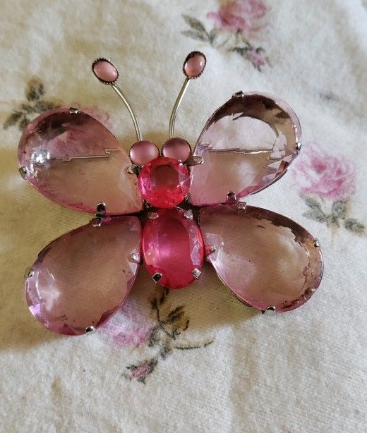 Lucite Butterfly 🦋 In Pink Brooch Pin