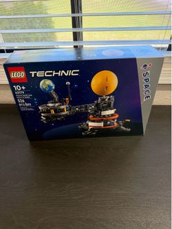 LEGO 42179 - Planet Earth and Moon Orbit