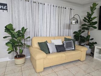 SE VENDE HERMOSO SOFÁ DE CUERO.  MEDIDAS 38"×78"