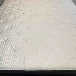 Helix, Luxe Midnight, King, Cover: GlacioTex + CoolForce Layer, Top Layer: ErgoAlign Layer Like New