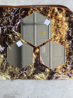Mirror Set Hexagon/gold NEW $20