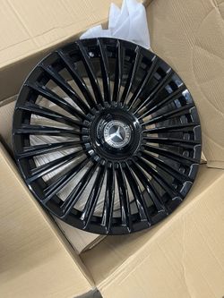 Mercedes 22” New Amg  Style Rims With Floating Caps 