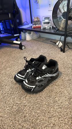 Black and White bottegas size 10