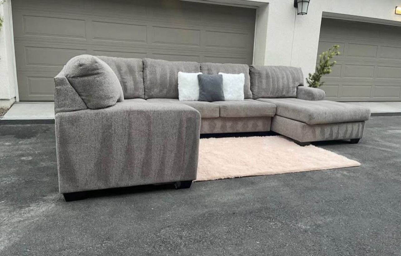 Huge Light Grey Sectional Couch Sofa From Ashley Furniture In Excellent Condition- FREE DELIVERY 🚛