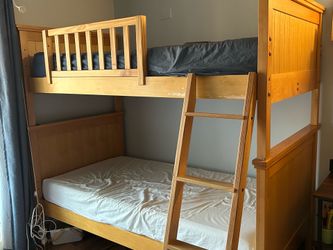 Twin bunk beds