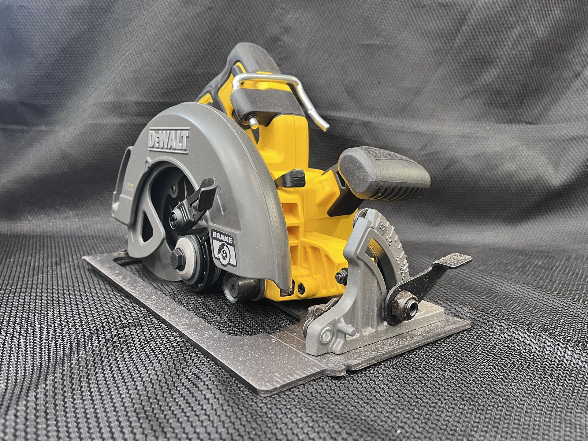 DEWALT FLEXVOLT 60V MAX Cordless Brushless 1/4 Circular Saw