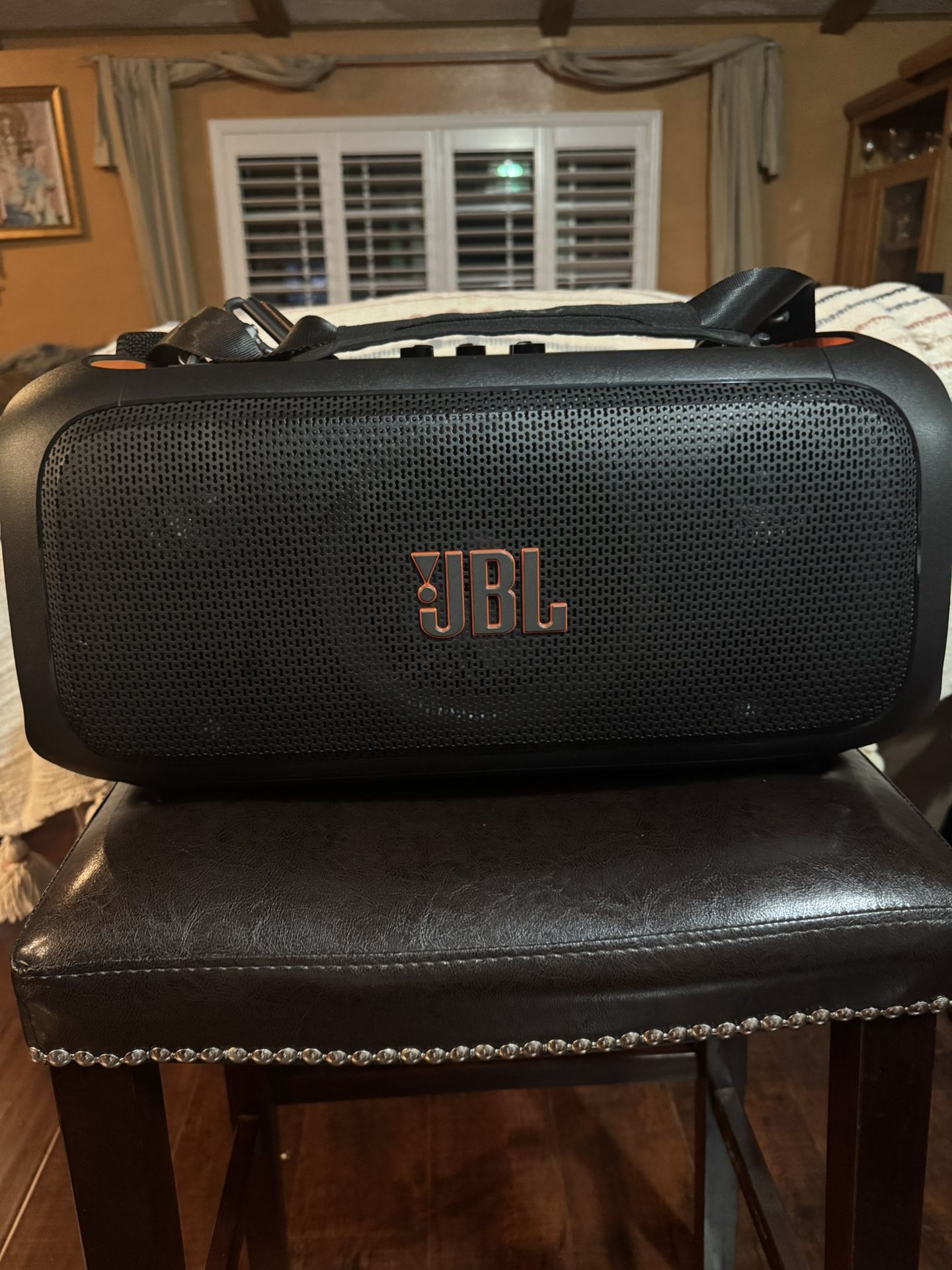 JBL PARTY BOX ON-THE-GO PORTABLE PARTY SPEAKER WITH BUILT IN LIGHTS AND WIRELESS MICROPHONES BLACK