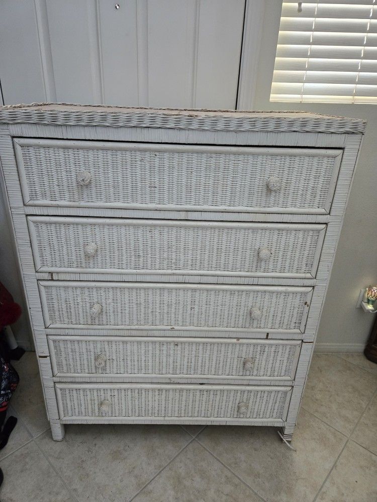 5 Drawer Wicker Dresser