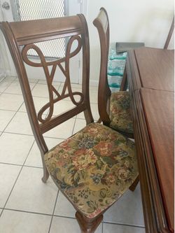 Mesa con sillas en muy buen estados solo se usó por un año