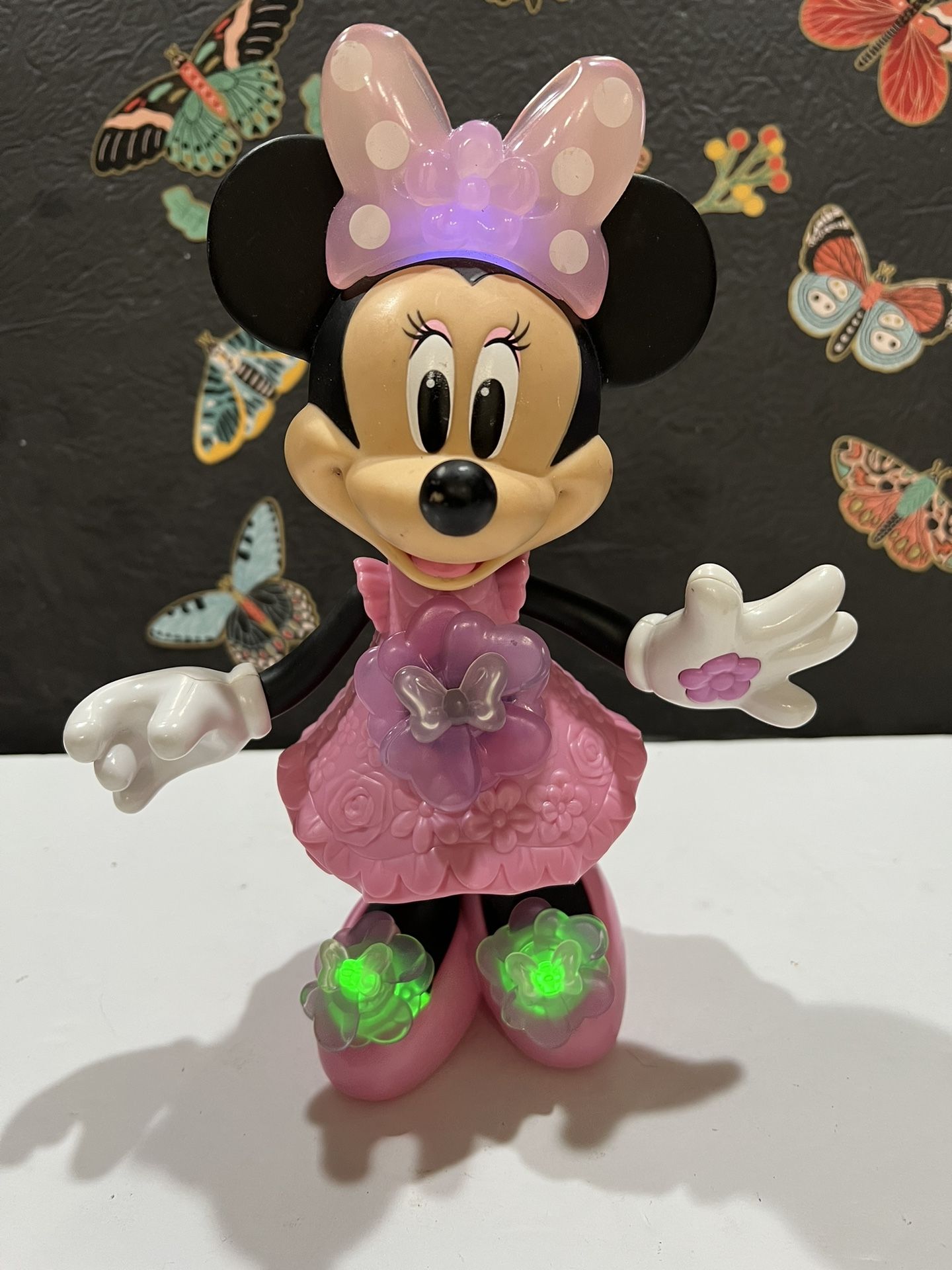 MINNIE MOUSE SINGING, TALKING 11 INCH FIGURE TOUCH A BOW TO CHANGE ITS COLORS AND LISTEN TO MINNIE SING!i