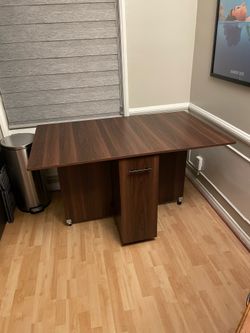Foldable dining table