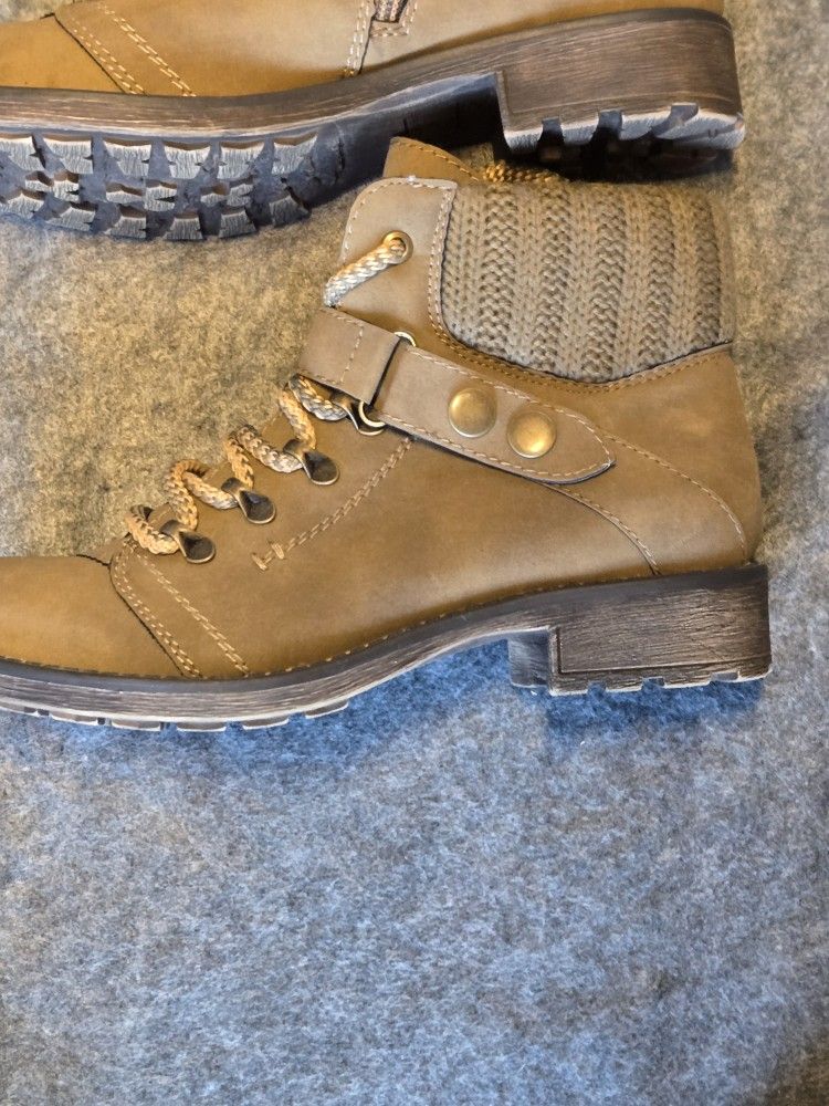 New Boots B zees 7.5 Womens 