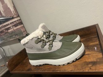 Nike women boots size 8 women 69$ obo