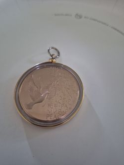 1973 UN Peace Coin/Pendant Gold-Tone Bezel