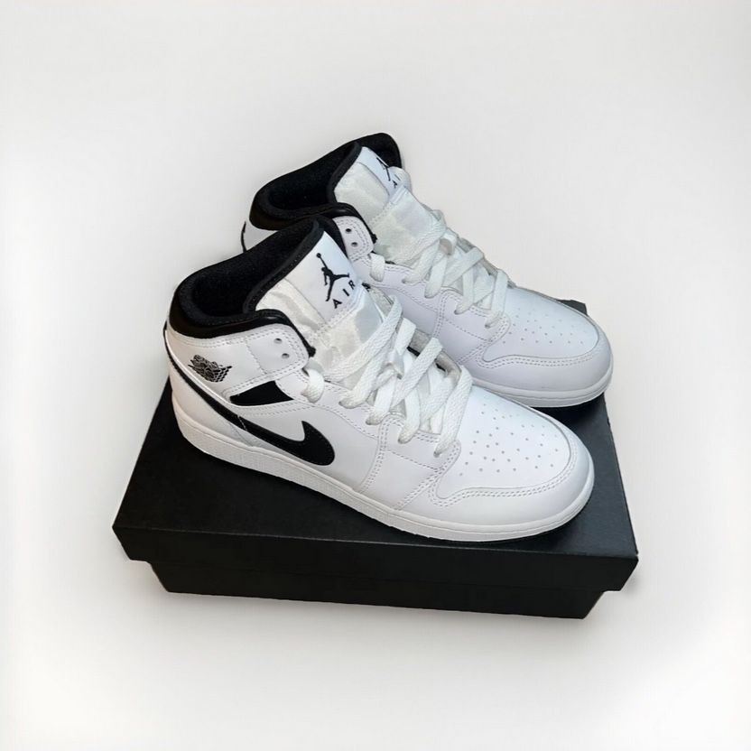 Nike Air Jordan 1 Mid Panda White Black DQ8426 -132 Size 6 Youth - Women’s 7.5. 100% Authentic