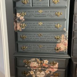Gorgeous vintage Queen Anne Highboy Dresser 