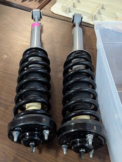 Rough Country 649003 Front Loaded Lifted Struts Jeep Wrangler JK 07-18 Pair