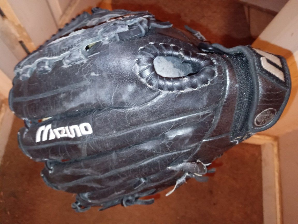 MIZUNO {black leather right handed baseball glove}