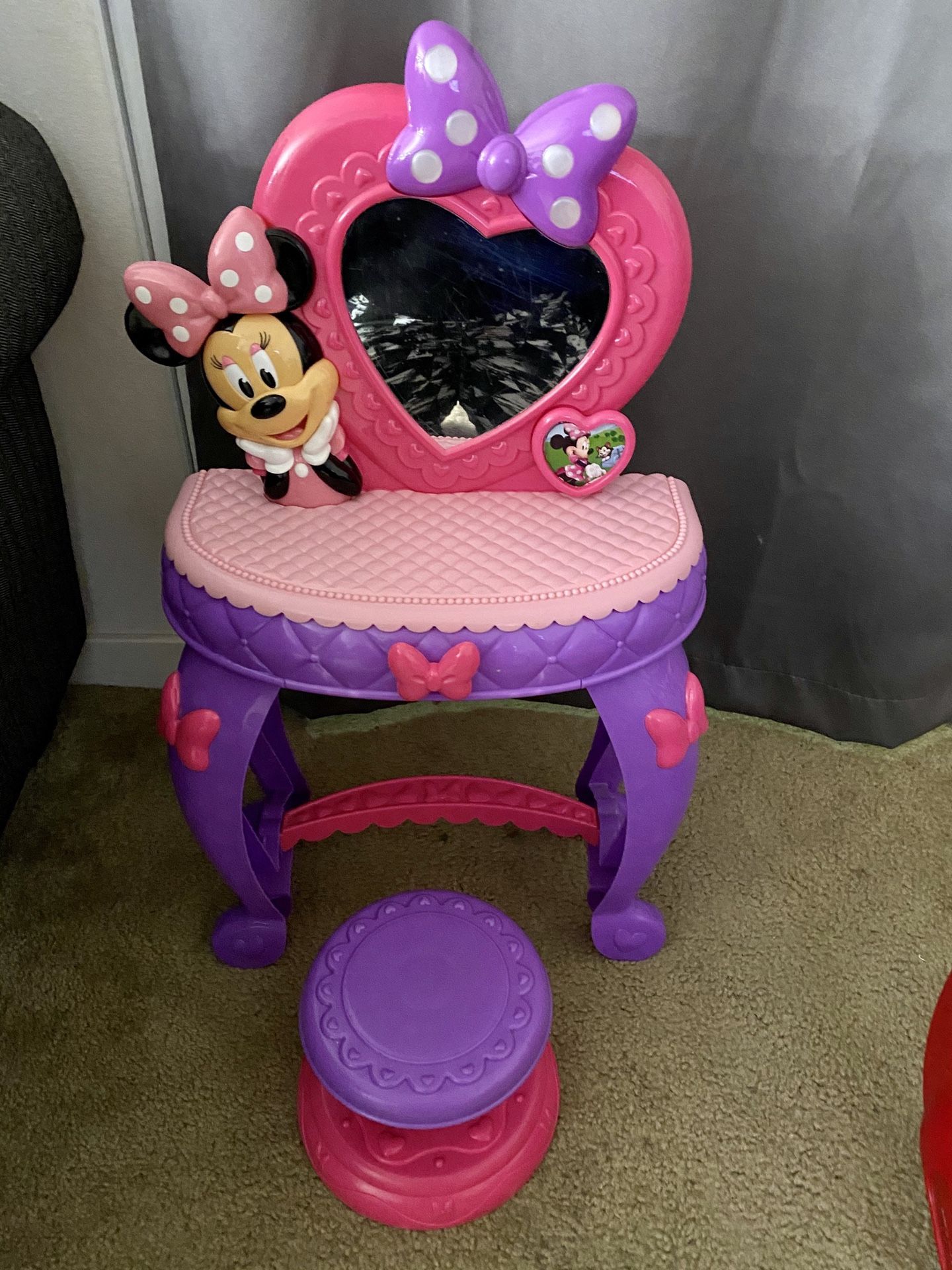 Minnie Mouse toy vanity with stool. In good condition. Must be able to pick up.
