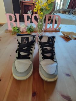 Air jordan 1 retro mid light smoke gray