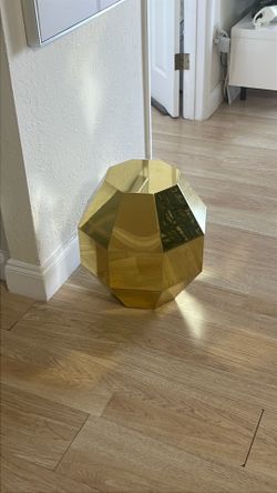 Stainless steel decorative table .Hablo español