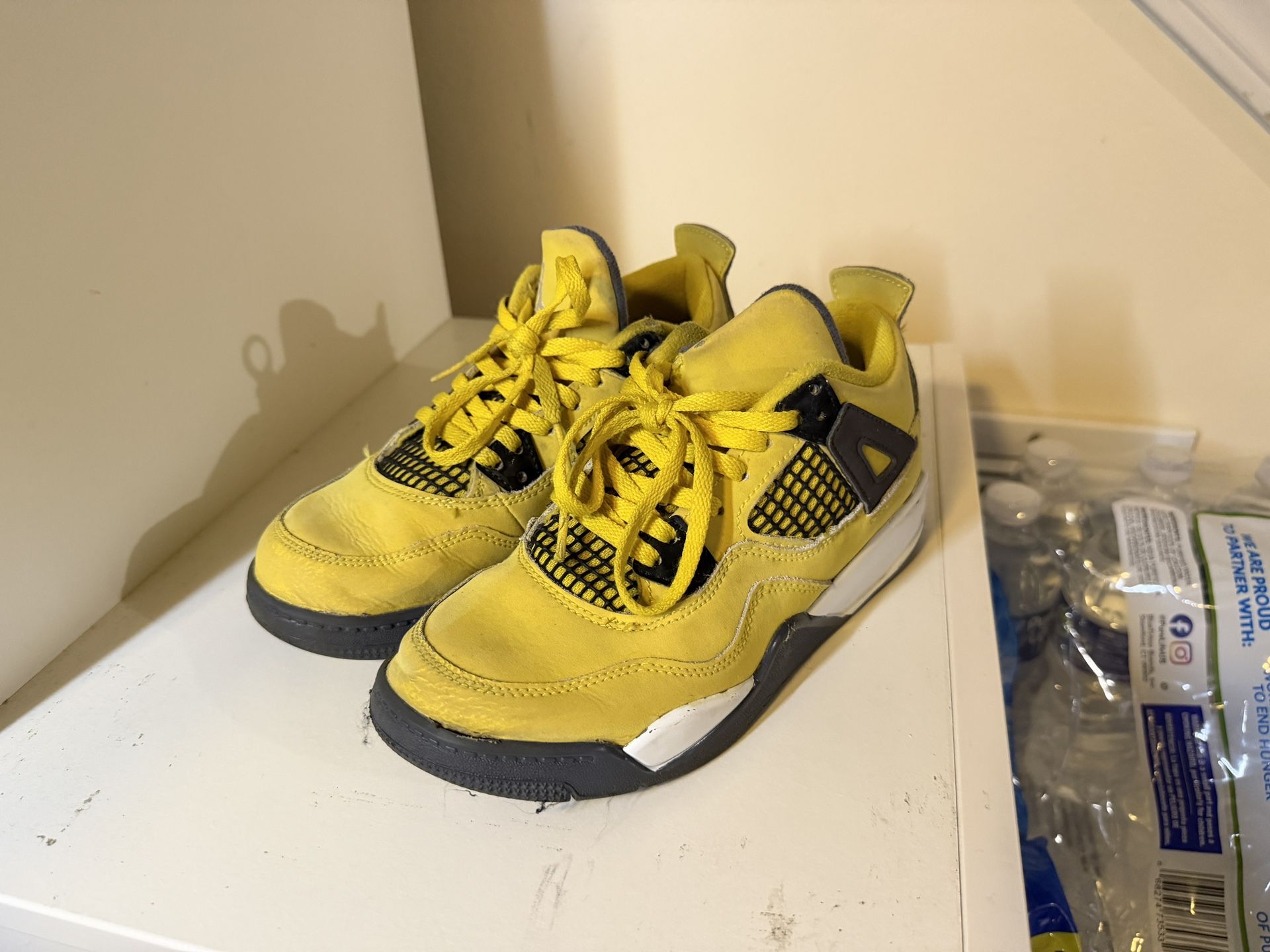 Assorted Kids Nike/Jordan beater Shoes. 