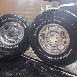 Pair    Chevy.  2500....  8 Lug....Aluminium...rims