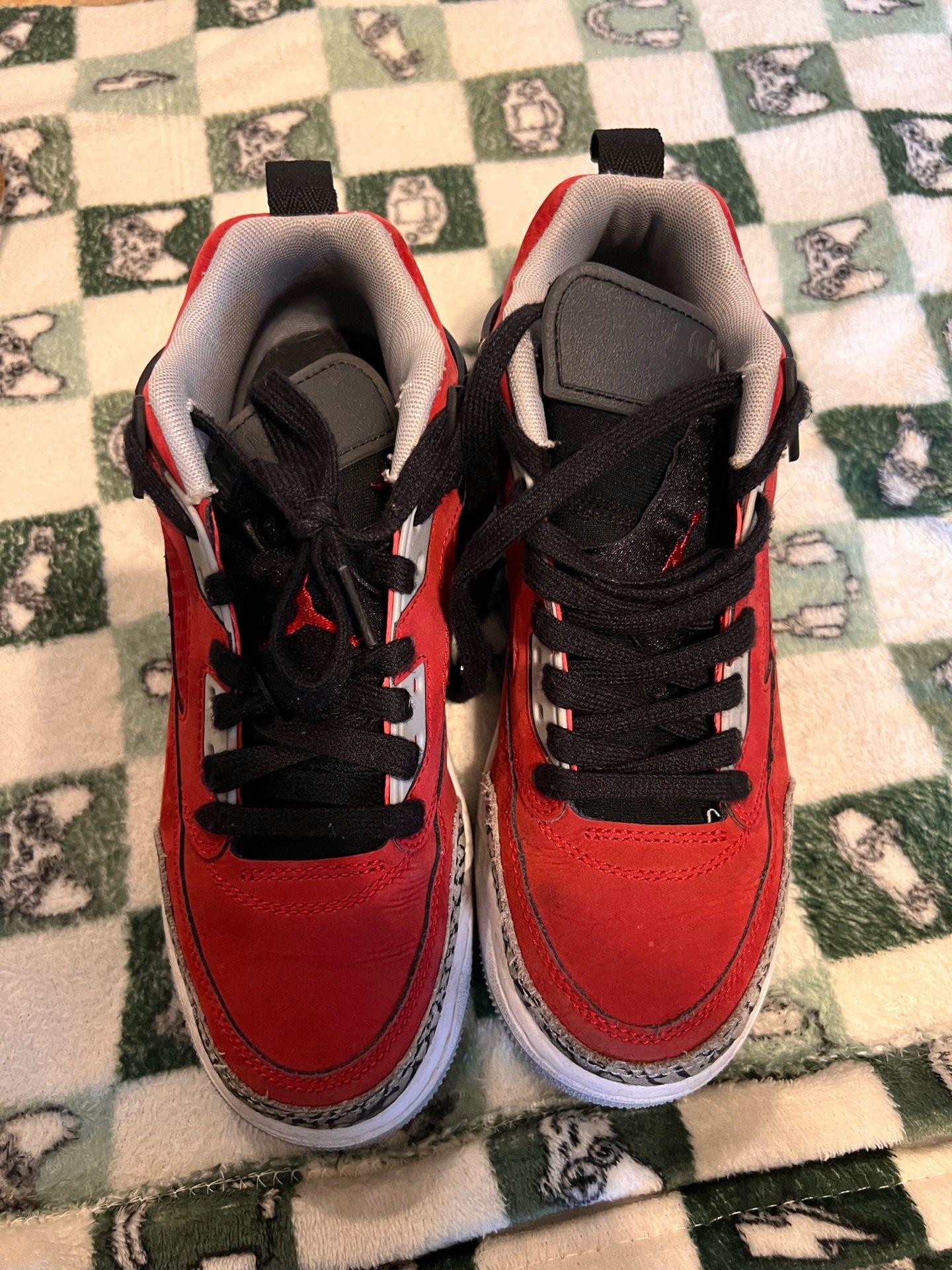 Jordan spizike red and black size 5.5 big kids