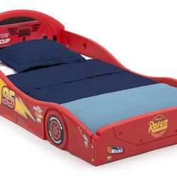 Disney/Pixar Cars Lightning McQueen Plastic Sleep and Play Toddler Bed